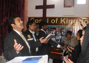 Pastor Ghaffar Bhatti in der Gospel Of Kingdom Church