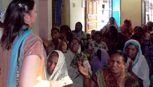 Patricia betet für Frauen in Karnataka