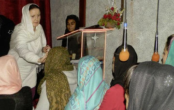 Frauen in Pakistan werden gesalbt