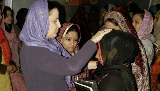 Patricia betet für Frauen in Lahore
