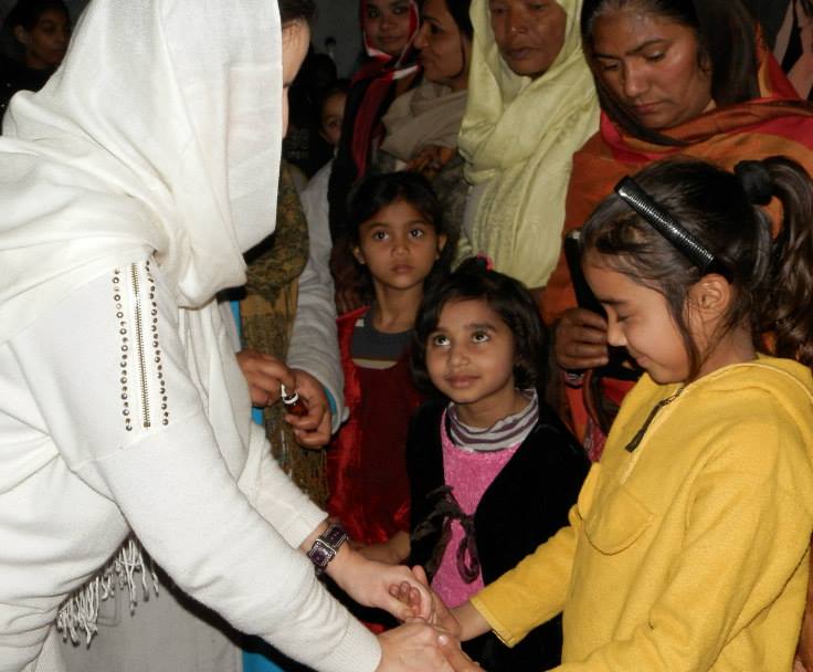 Mädchen in Pakistan werden gesalbt