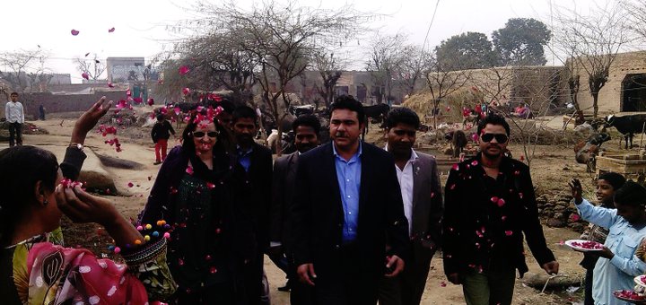 Pastoren in Pakistan werden mit Rosenblättern beworfen